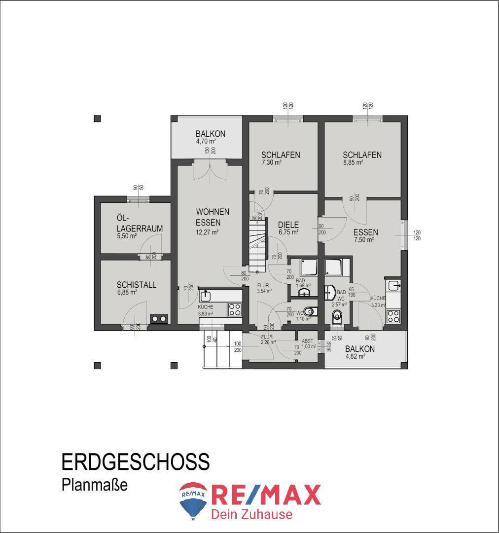 Grundriss des Erdgeschosses mit offenem Wohn-Essbereich, Schlafzimmern und zwei Balkonen.