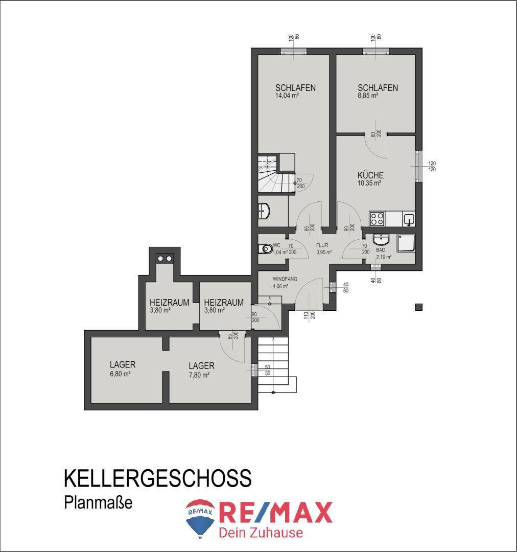 Grundriss des Kellergeschosses mit Schlafzimmern, Küche, Bad und Lagerräumen.