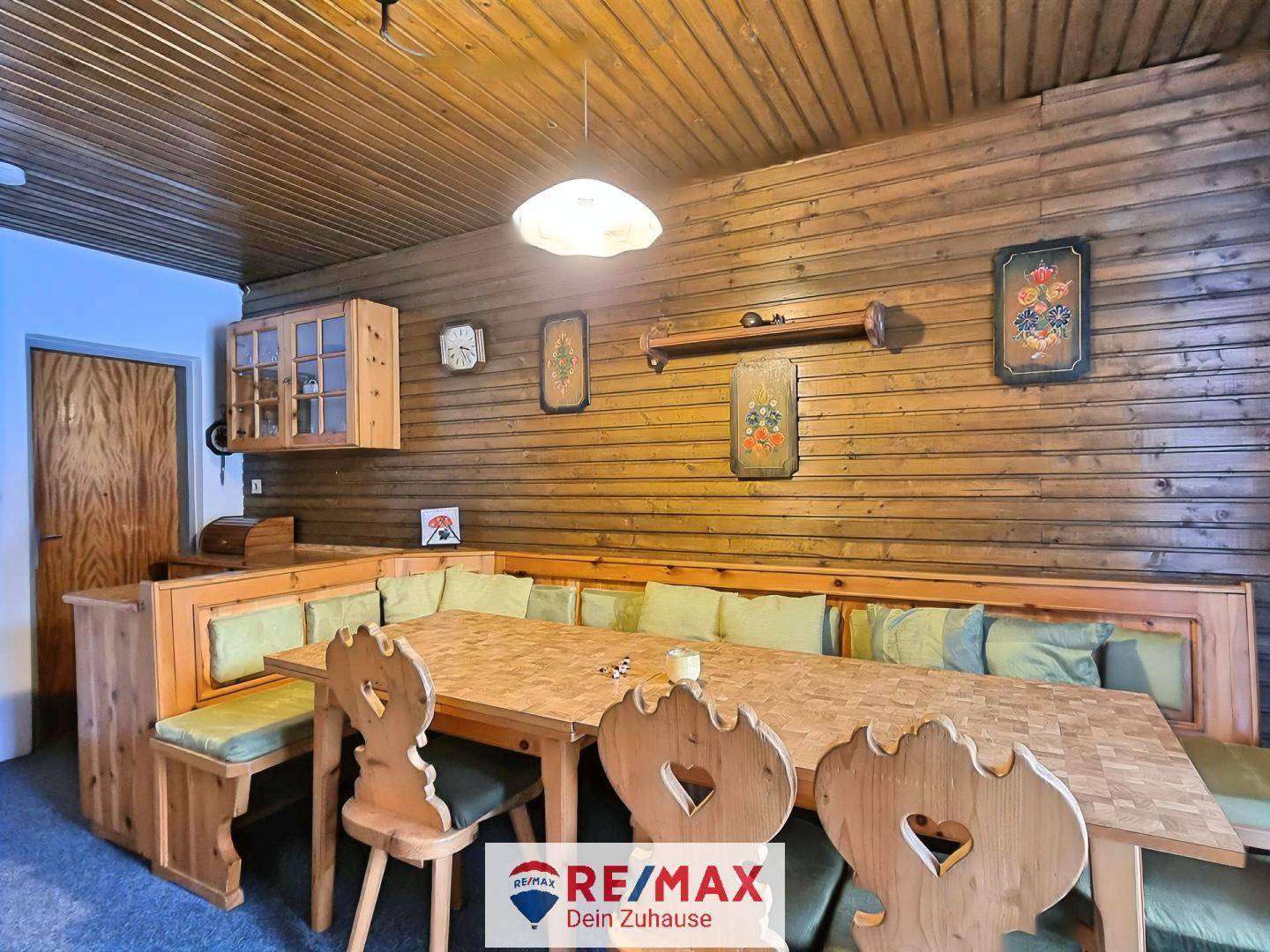 Traditioneller Essbereich mit Holztäfelung, großer Eckbank und rustikalen Holzmöbeln für gesellige Runden.