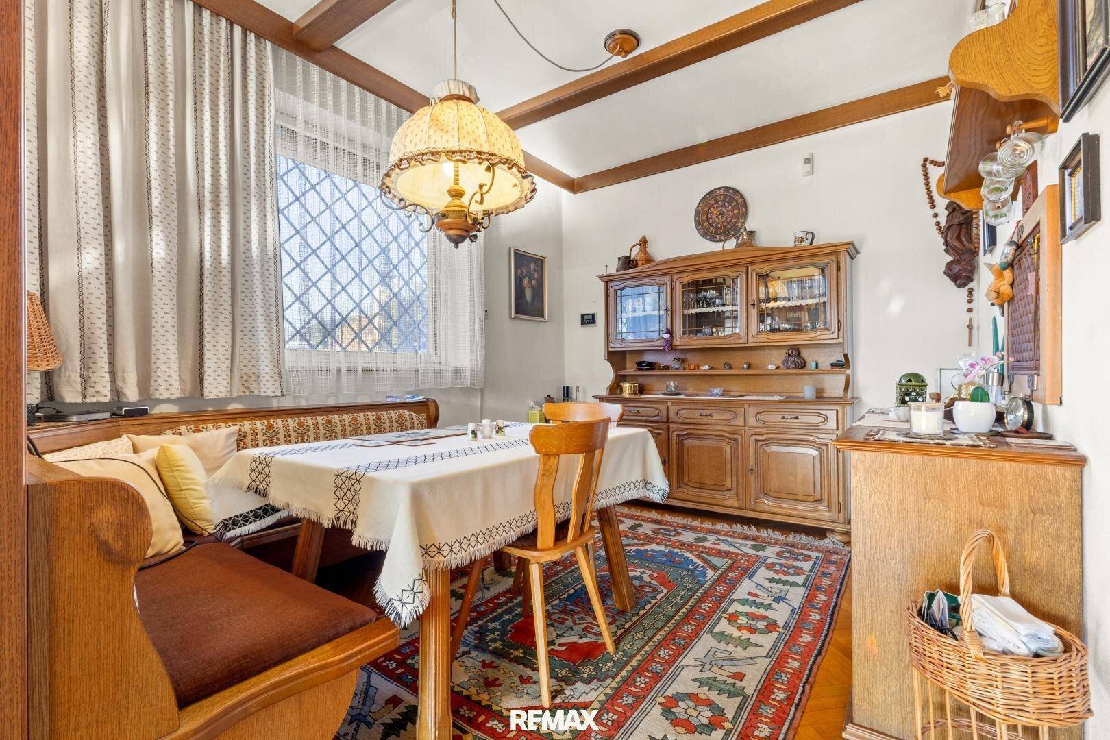 Traditioneller Essbereich mit Holztisch, Eckbank und rustikalen Holzmöbeln.