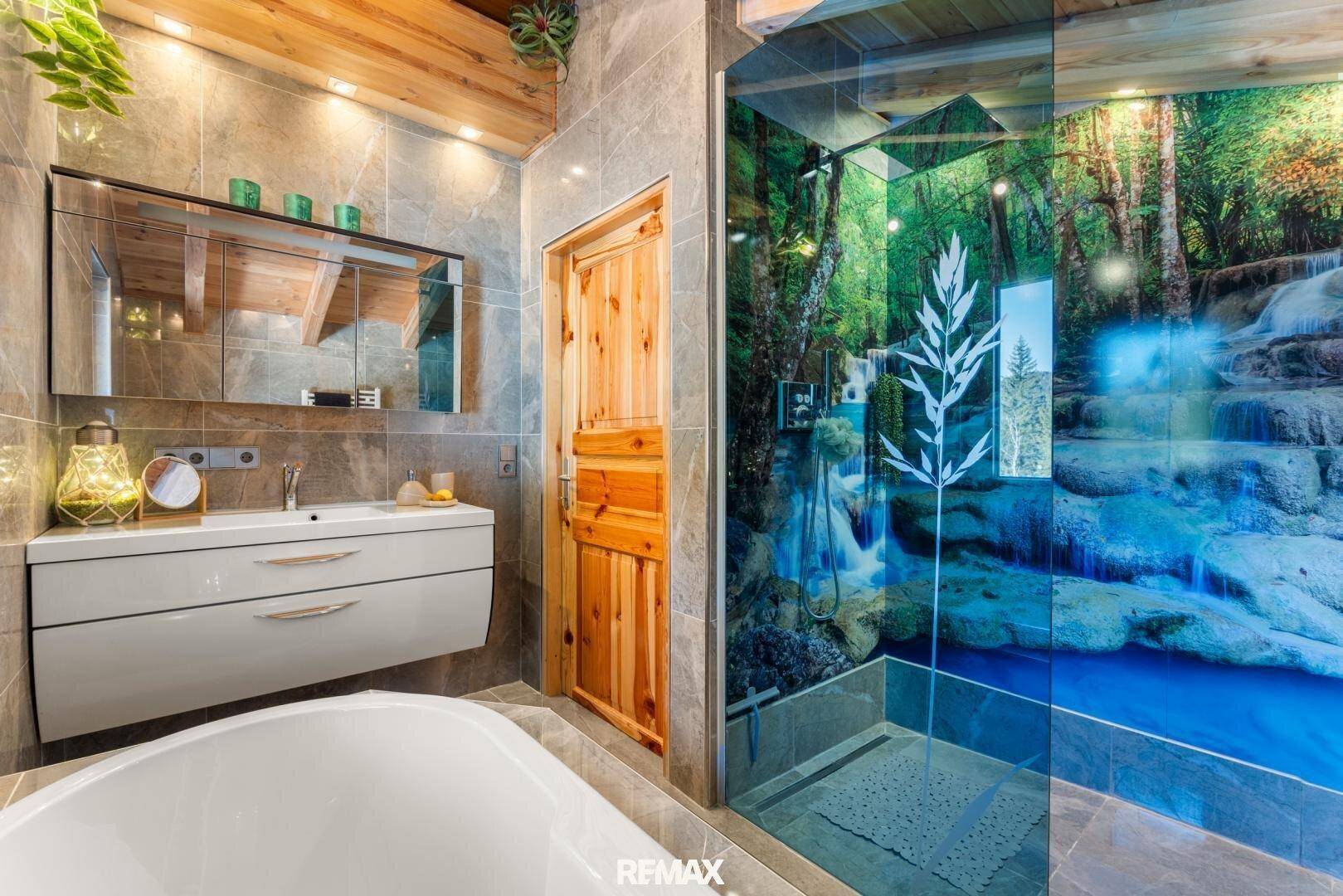 Modernes Badezimmer mit Badewanne, Dusche, Waschtisch und Holztür in Naturtönen.