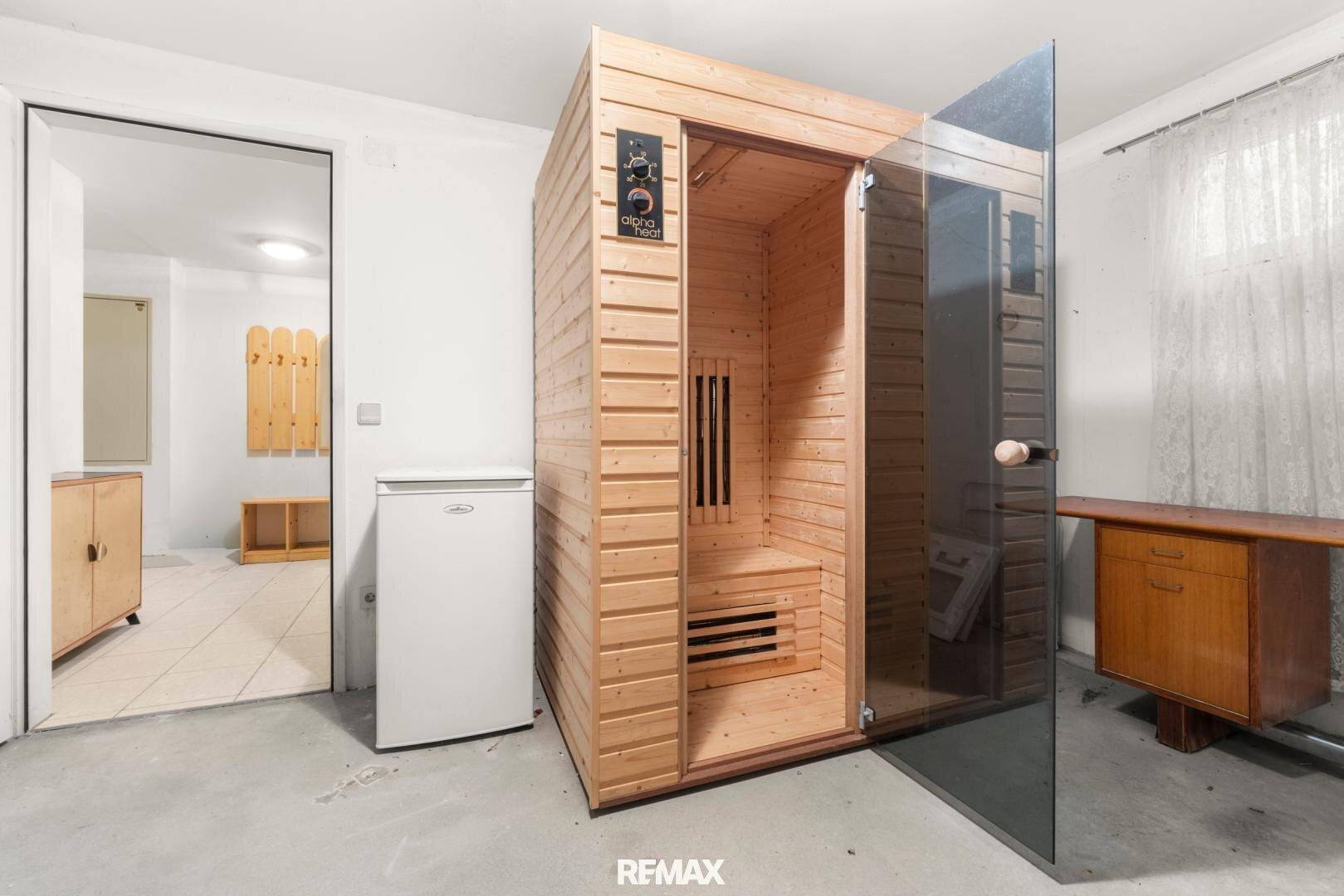 Wellnessbereich im Untergeschoss mit einer modernen Sauna und zusätzlichem Stauraum.