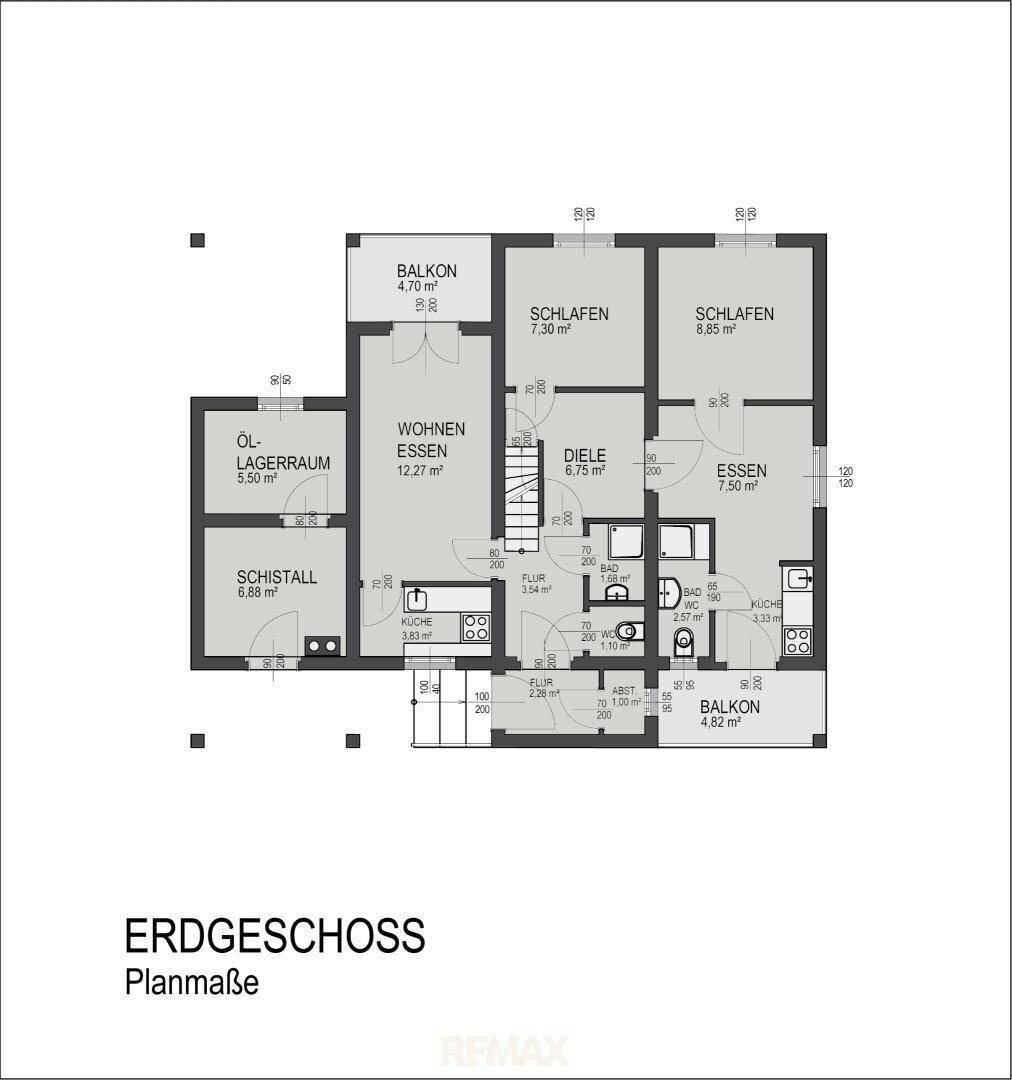 Grundriss des Erdgeschosses mit Wohn-Essbereich, Schlafzimmern und Balkonen.
