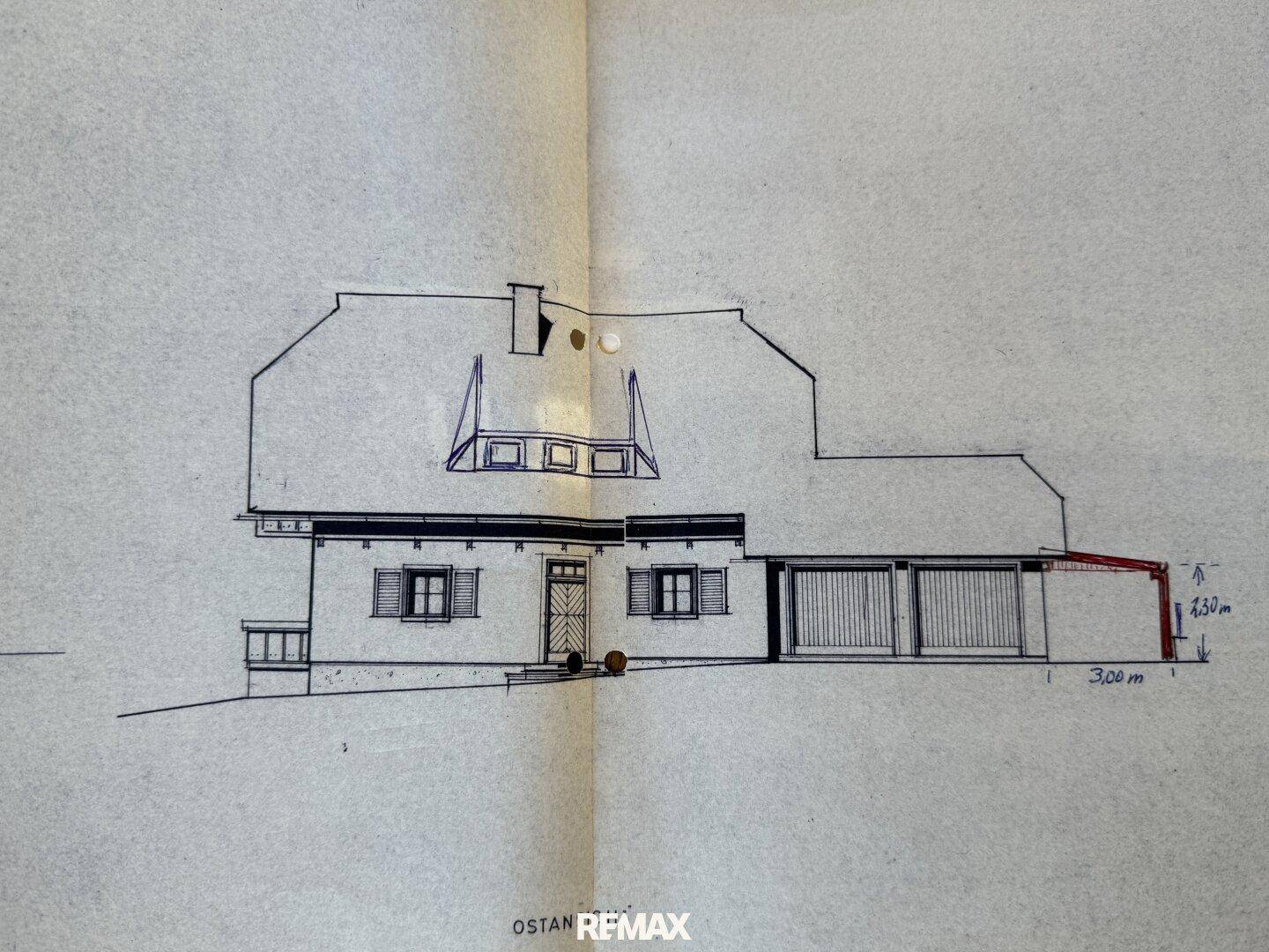 Architektonische Zeichnung der Ostansicht des Gebäudes mit Garagen und Carport.