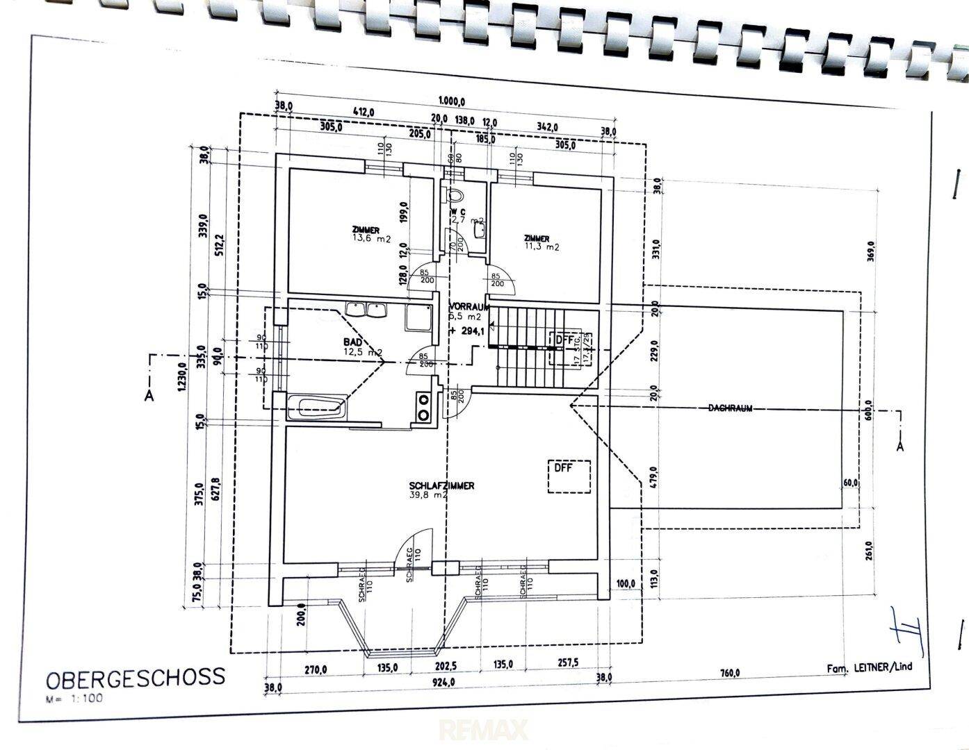 Grundriss des Obergeschosses mit Schlafzimmern, Bad und Dachschrägen.