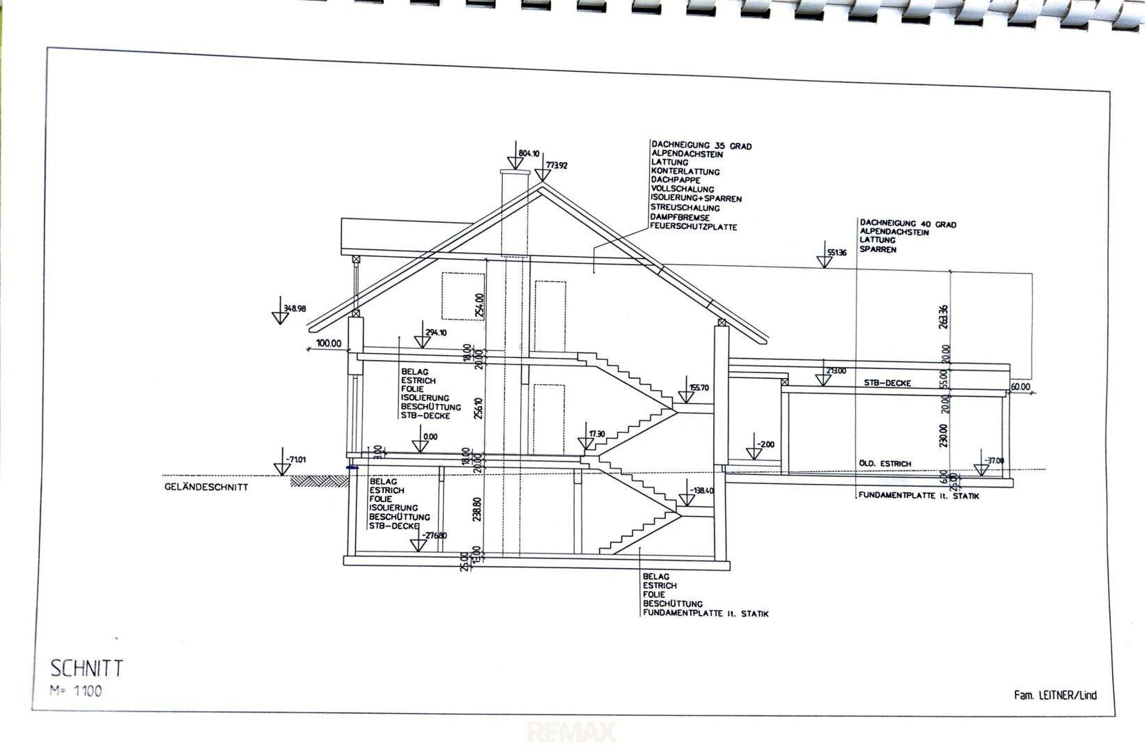 Querschnittszeichnung eines Hauses mit drei Ebenen und Satteldachkonstruktion.