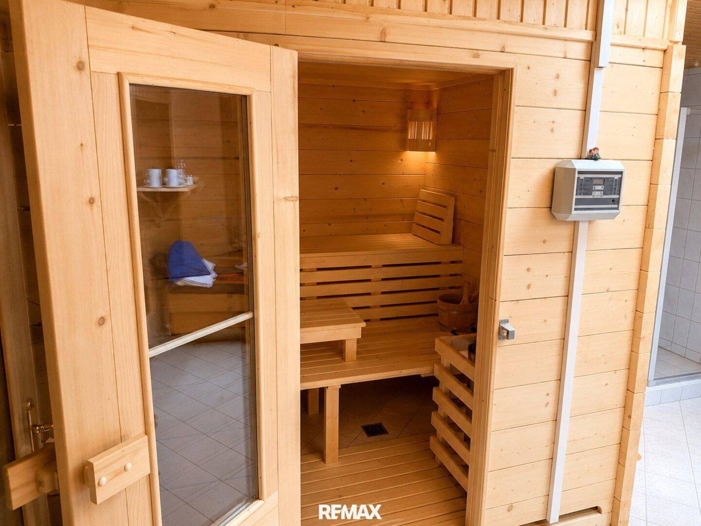 Private Sauna mit Holzverkleidung und Bänken, ideal zur Entspannung.