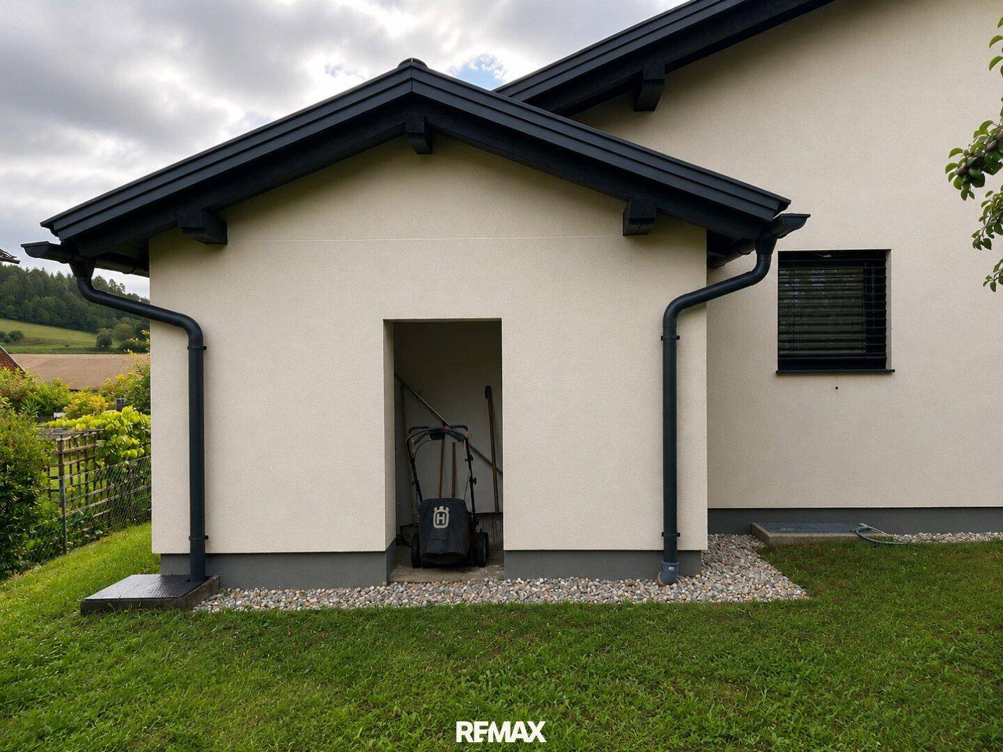 Kleiner Anbau am Haus, ideal als Geräteschuppen für Gartengeräte und Werkzeuge.