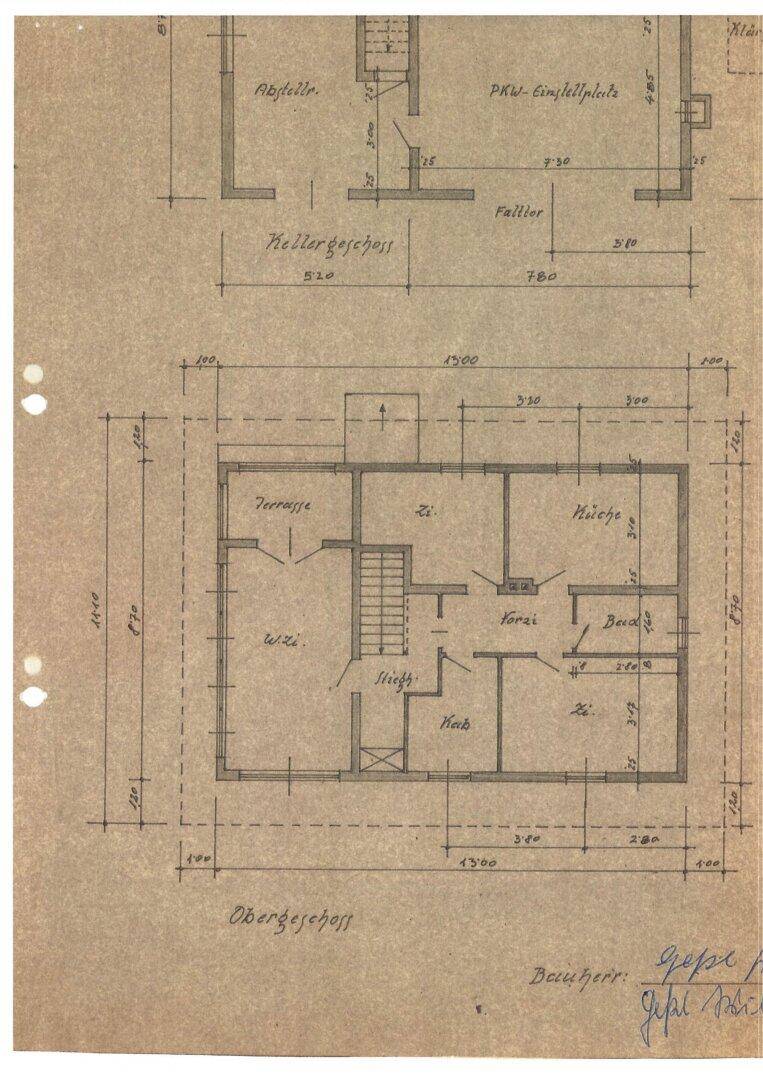 Historischer Grundriss des Obergeschosses mit Wohnzimmer, Küche, Bad und Terrasse, klar strukturiert.