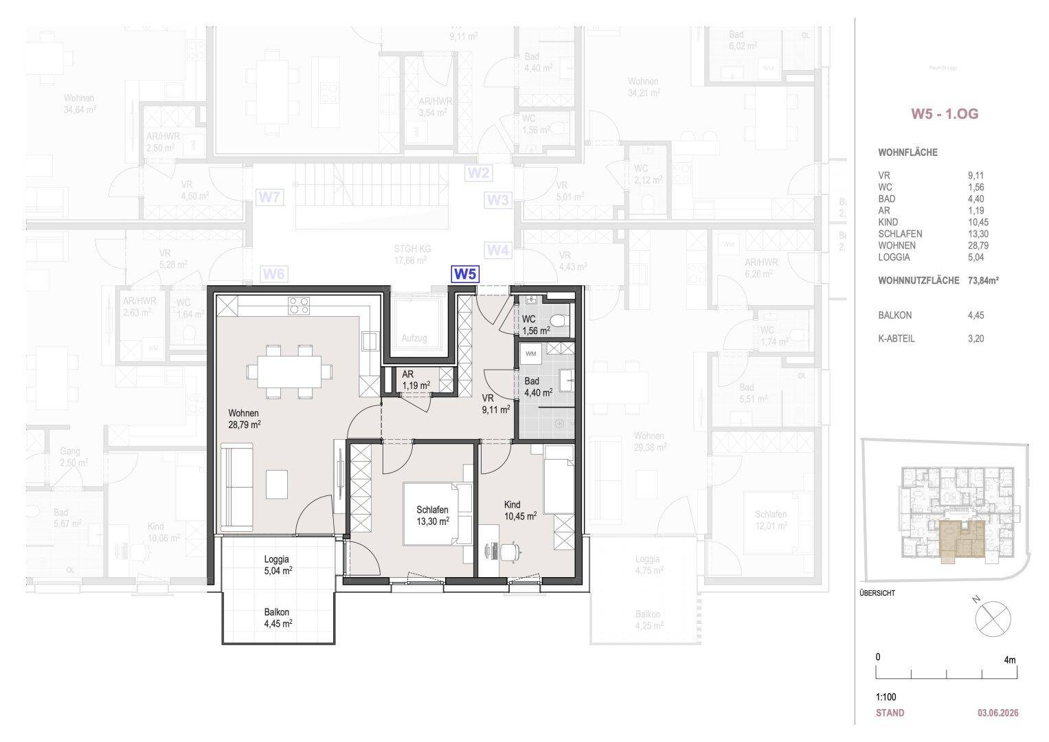Grundriss der Wohnung W5 im 1. Obergeschoss mit Wohnbereich, zwei Schlafzimmern, Bad und Balkon.