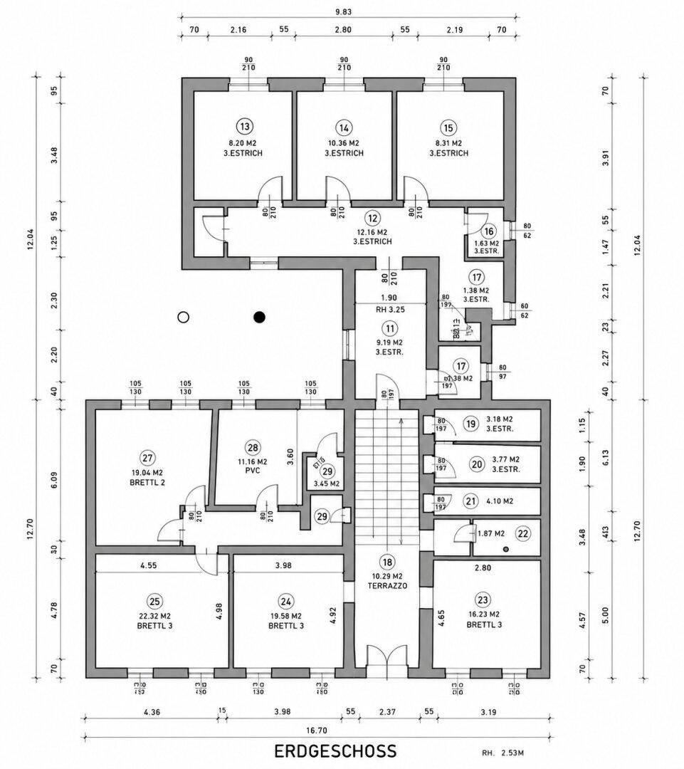 Grundriss des Erdgeschosses mit mehreren Räumen, darunter ein großer Terrassenbereich.