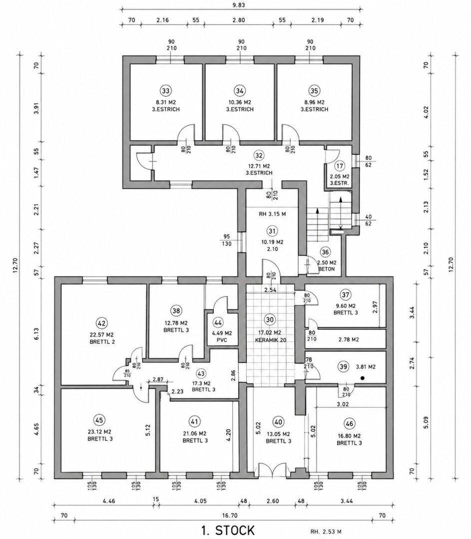 Grundriss des ersten Stocks mit verschiedenen Zimmern und einem Treppenhaus.