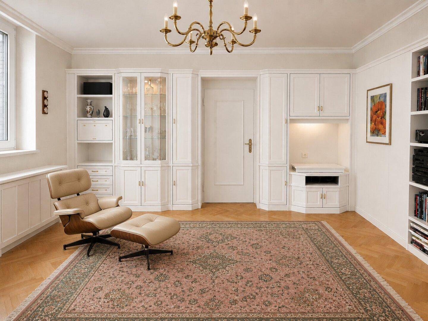 Elegantes Wohnzimmer mit Parkettboden, Vitrinenschrank und klassischem Kronleuchter.