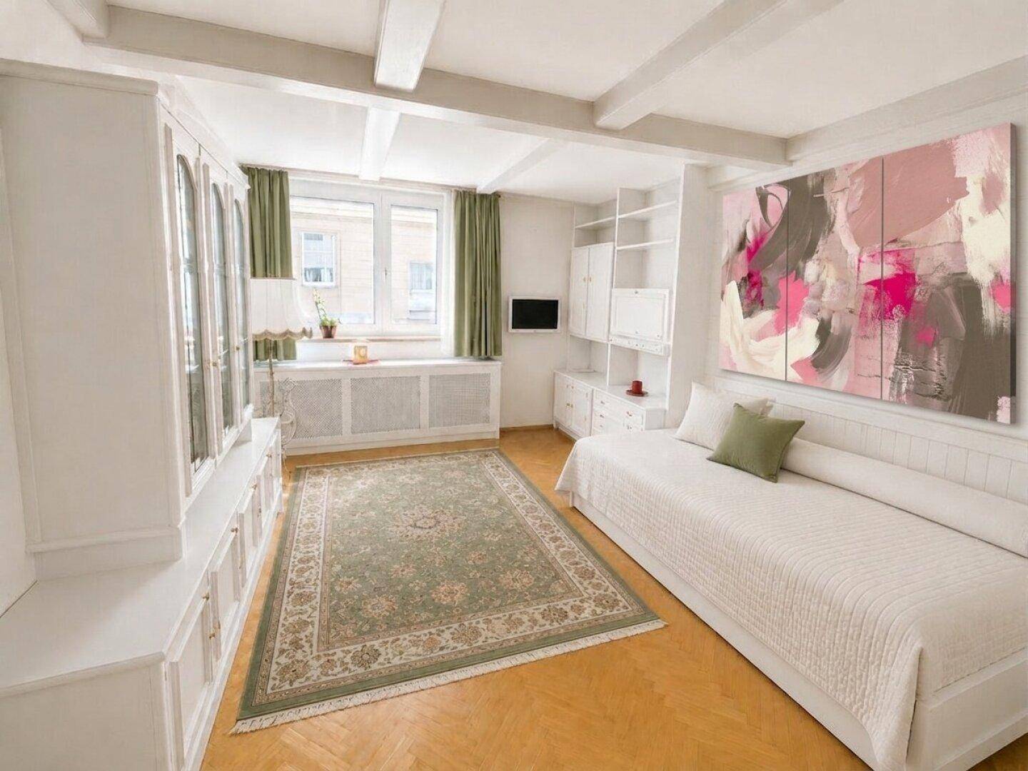 Gemütliches Schlafzimmer mit Tagesbett, Holzbalken und Blick ins Grüne.
