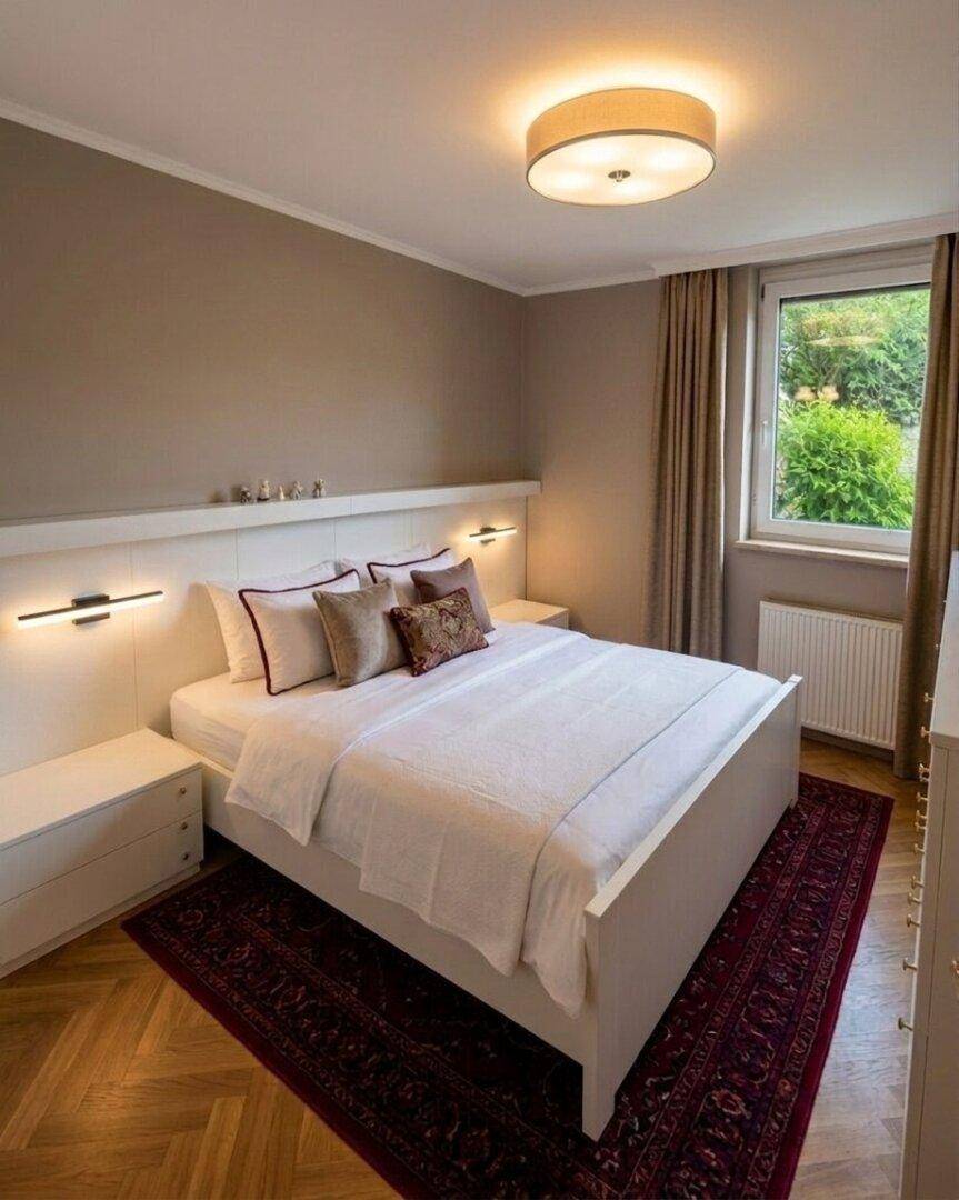 Modernes Schlafzimmer mit Parkettboden, großem Fenster und dezenter Beleuchtung.