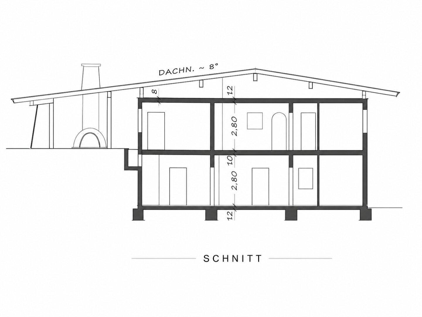 Gebäudeschnitt zeigt die Struktur über zwei Etagen mit Dachneigung und Kamin.