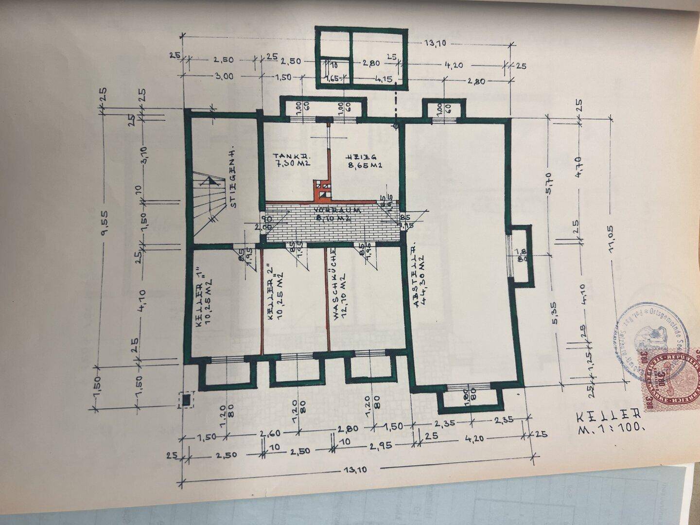 Handgezeichneter Grundriss des Kellers mit Waschküche, Heizungsraum und mehreren Abstellräumen.