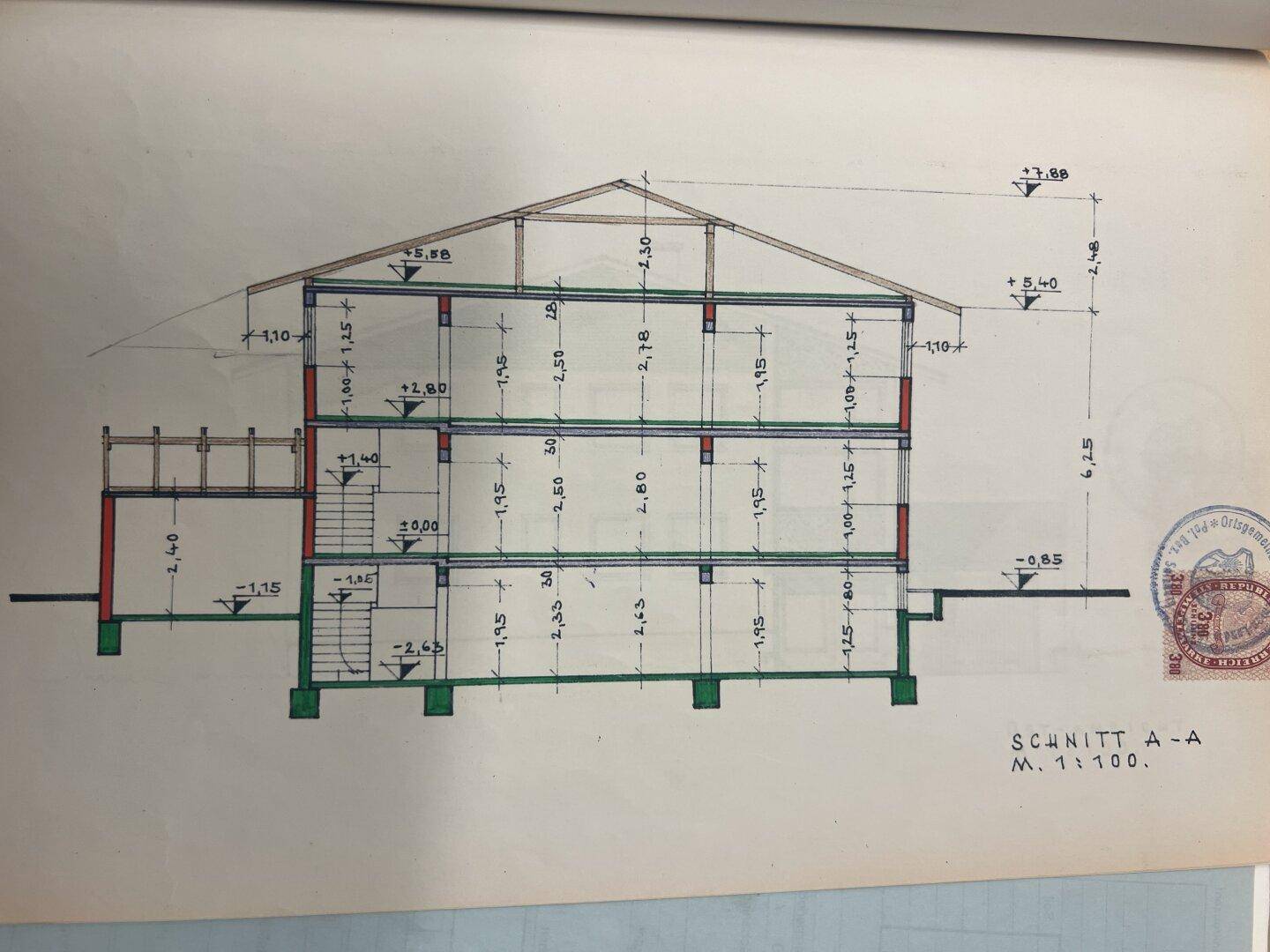 Handgezeichneter architektonischer Schnitt des Gebäudes, der die verschiedenen Stockwerke und die Dachkonstruktion zeigt.