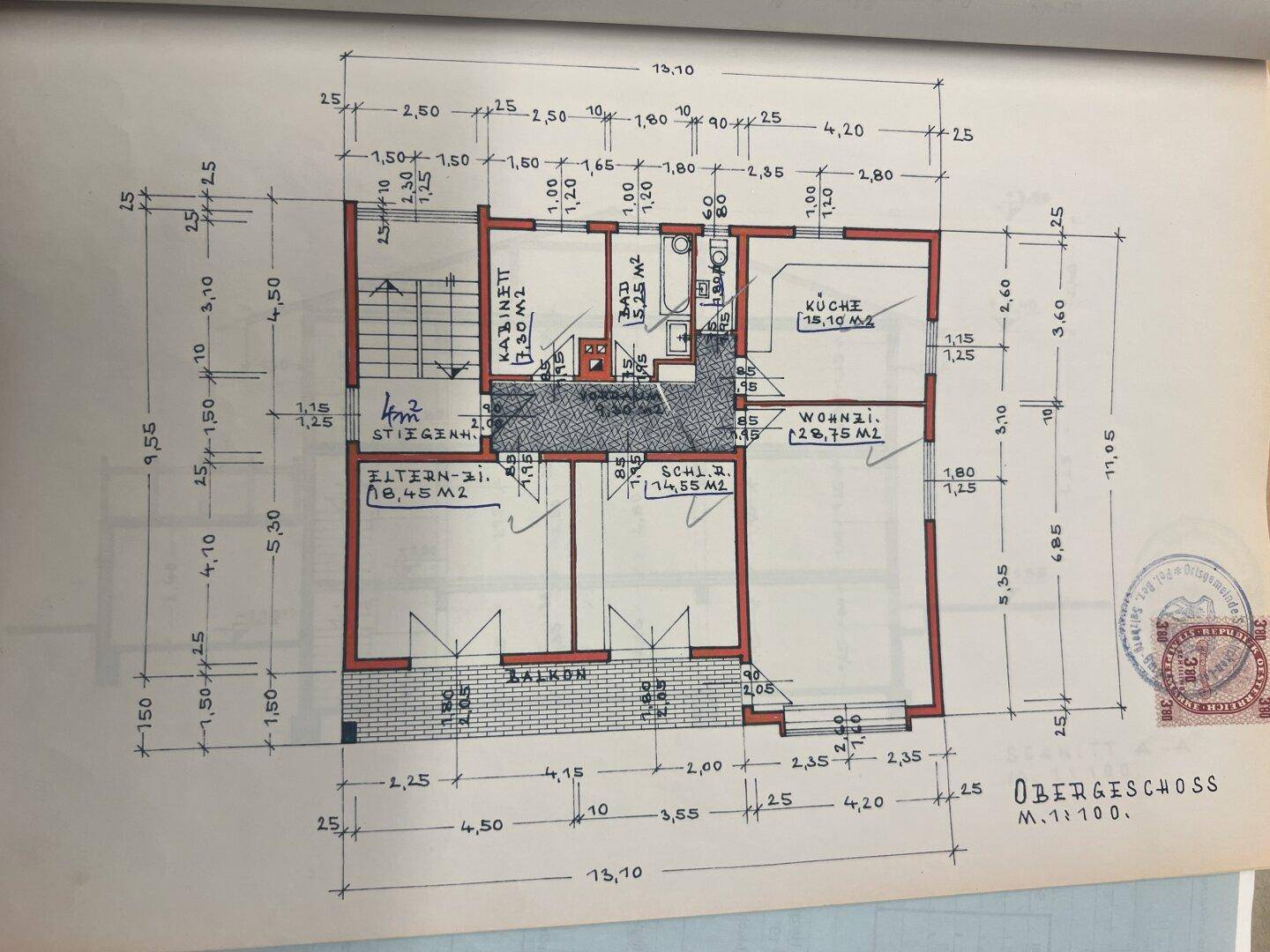 Handgezeichneter Grundriss des Obergeschosses mit Balkon, Küche, Wohnzimmer und mehreren Zimmern.