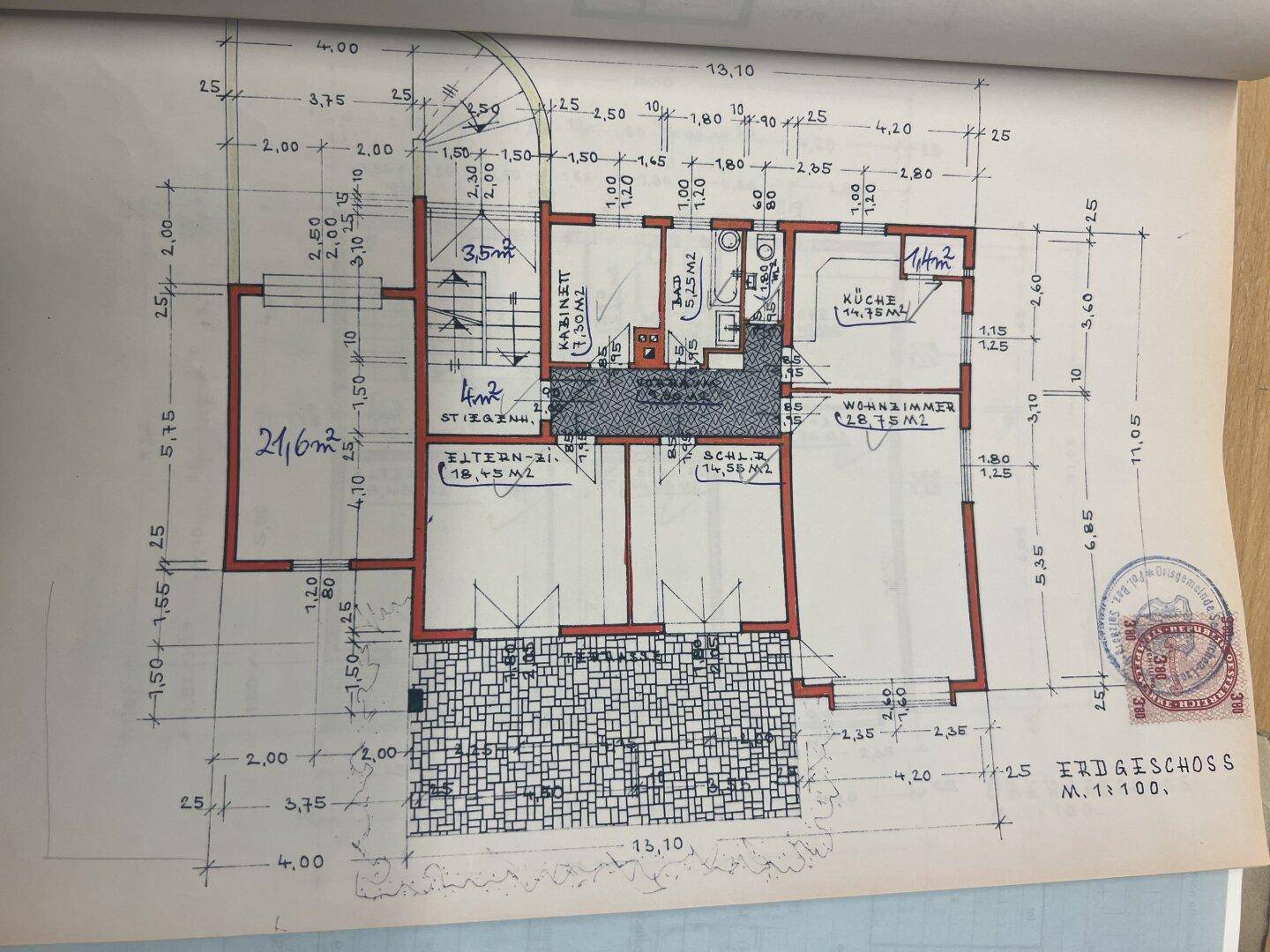 Handgezeichneter Grundriss des Erdgeschosses mit Terrasse, Küche, Wohnzimmer und mehreren Schlafzimmern.
