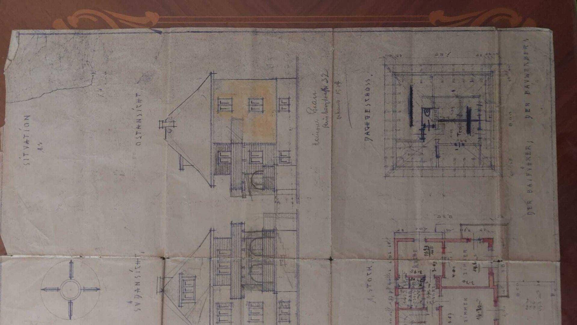 Historischer Bauplan mit Situation, Ansichten und Dachgeschoss-Grundriss eines Wohnhauses.