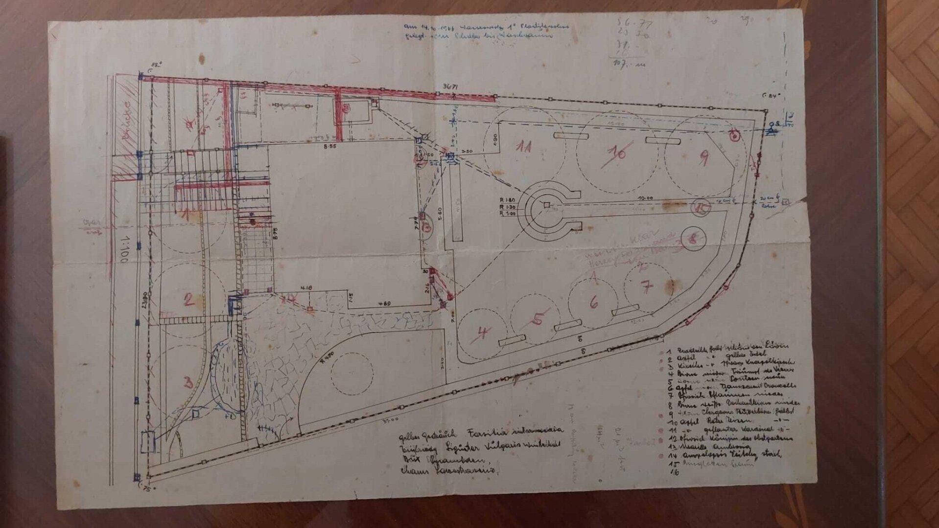 Detaillierter Lageplan mit Grundstücksgrenzen und Bebauungsvorschlägen für das Anwesen.