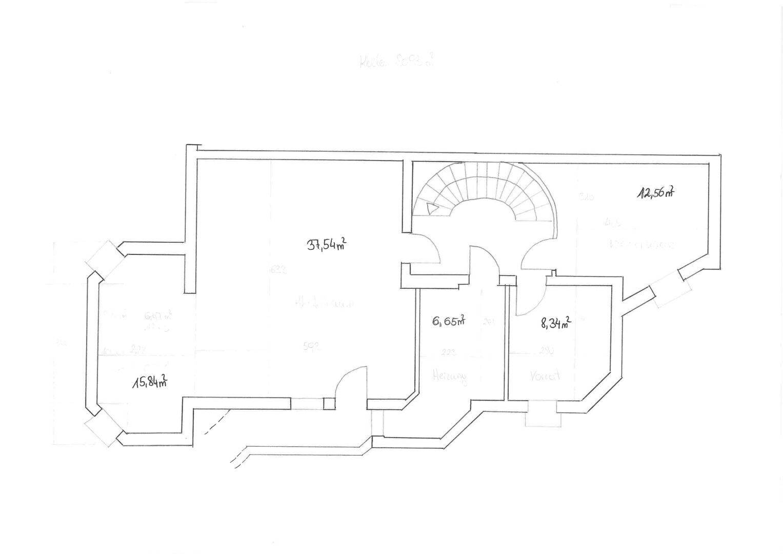 Grundriss des Erdgeschosses mit mehreren Räumen und einer geschwungenen Treppe.