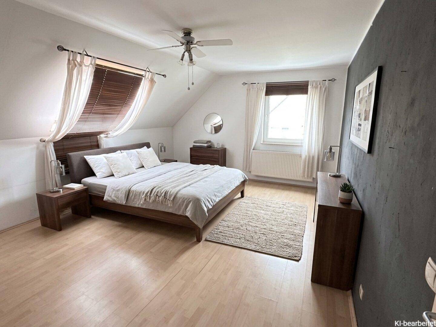 Geräumiges Schlafzimmer mit Doppelbett, Holzmöbeln und Laminatboden.