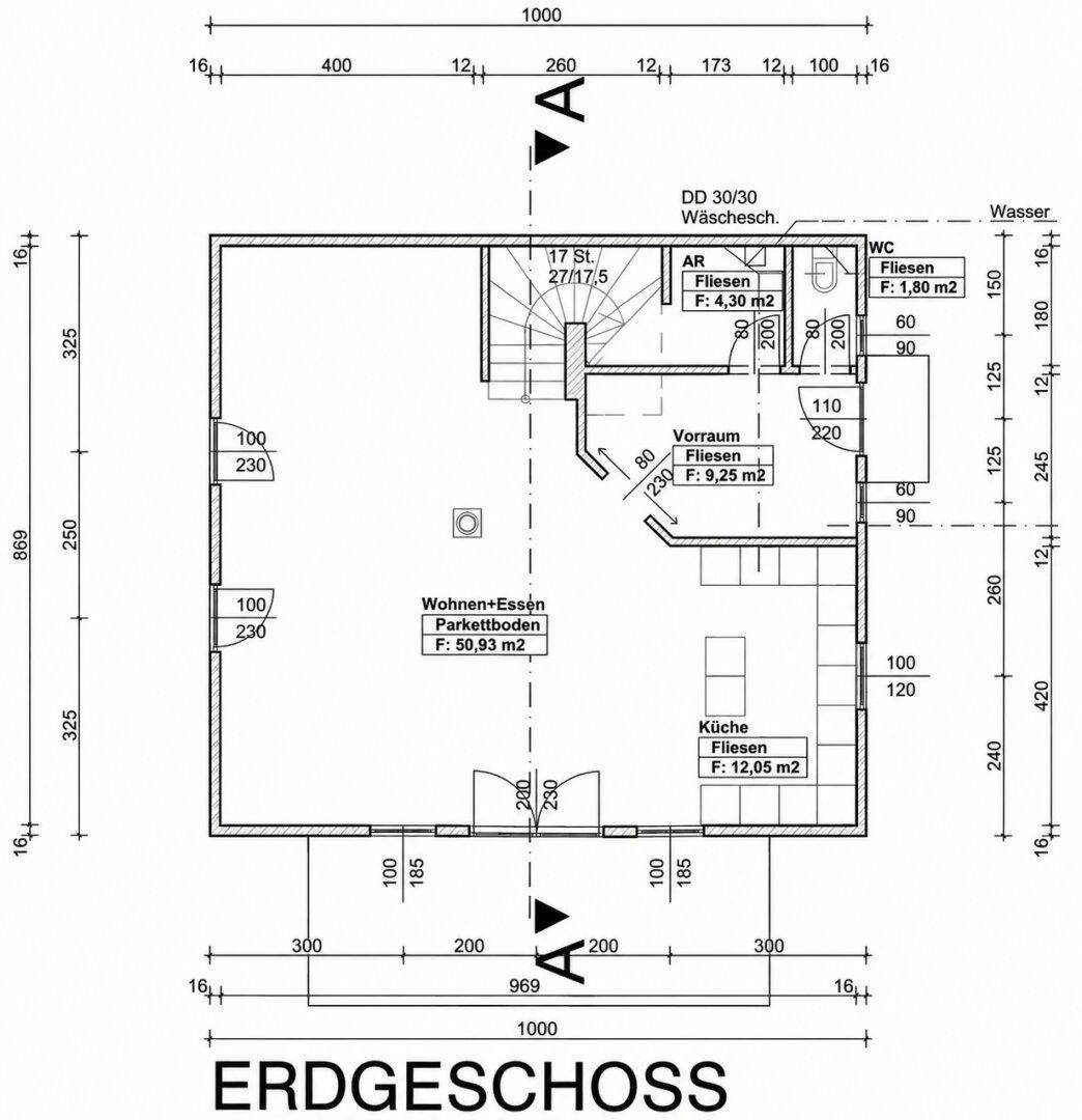Grundriss des Erdgeschosses mit Wohn-Essbereich, Küche und WC.