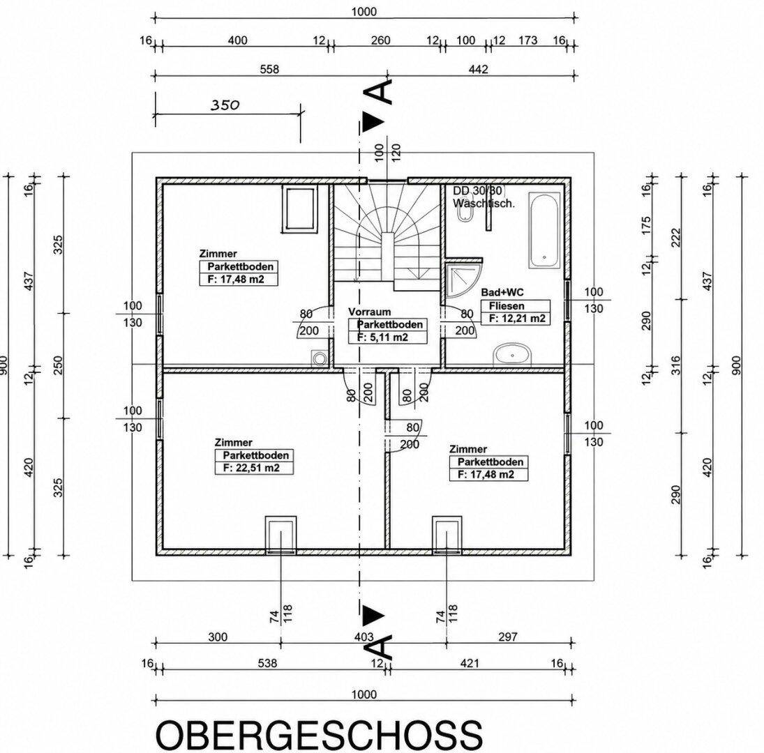 Grundriss des Obergeschosses mit drei Schlafzimmern, einem Badezimmer und Treppenzugang.