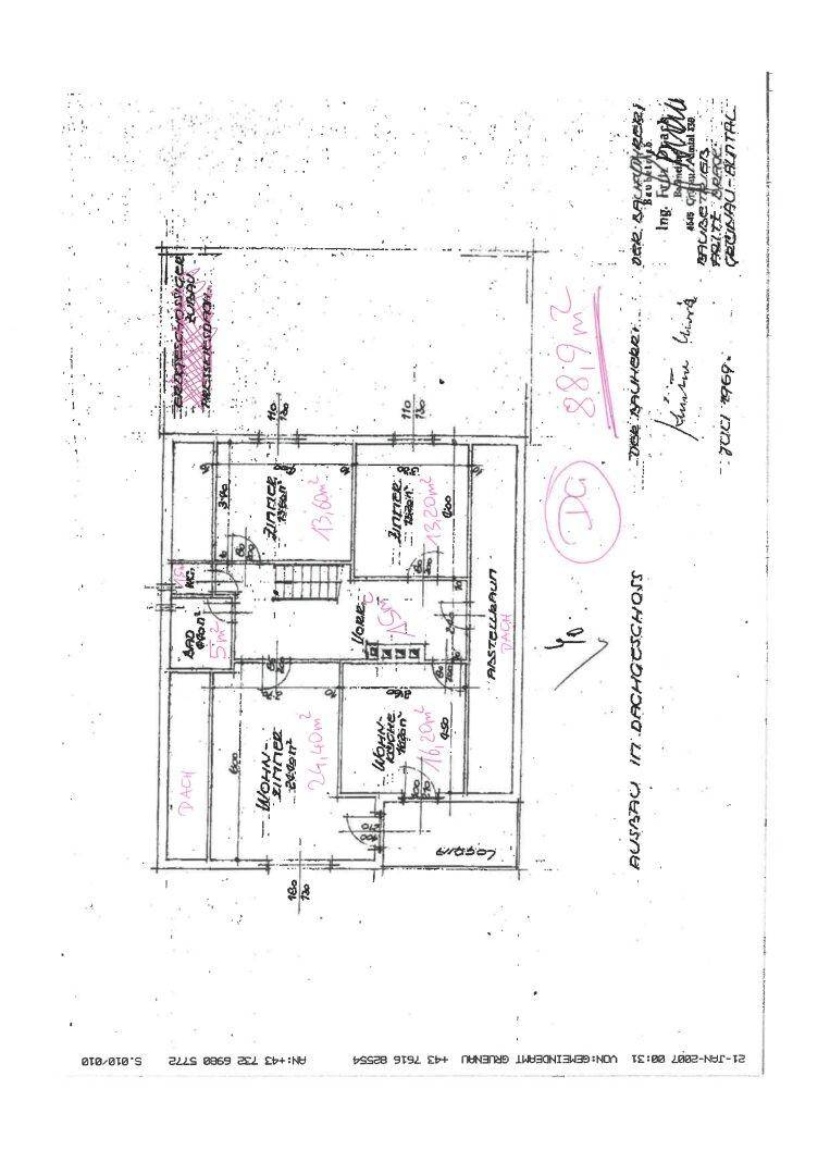 Grundriss des Dachgeschosses mit Wohn-Esszimmer, Schlafzimmern und Loggia.