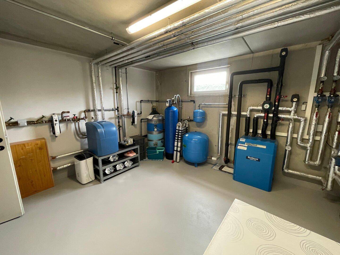 Technikraum mit Heizungsanlage, Wasseraufbereitung und zahlreichen Installationen.