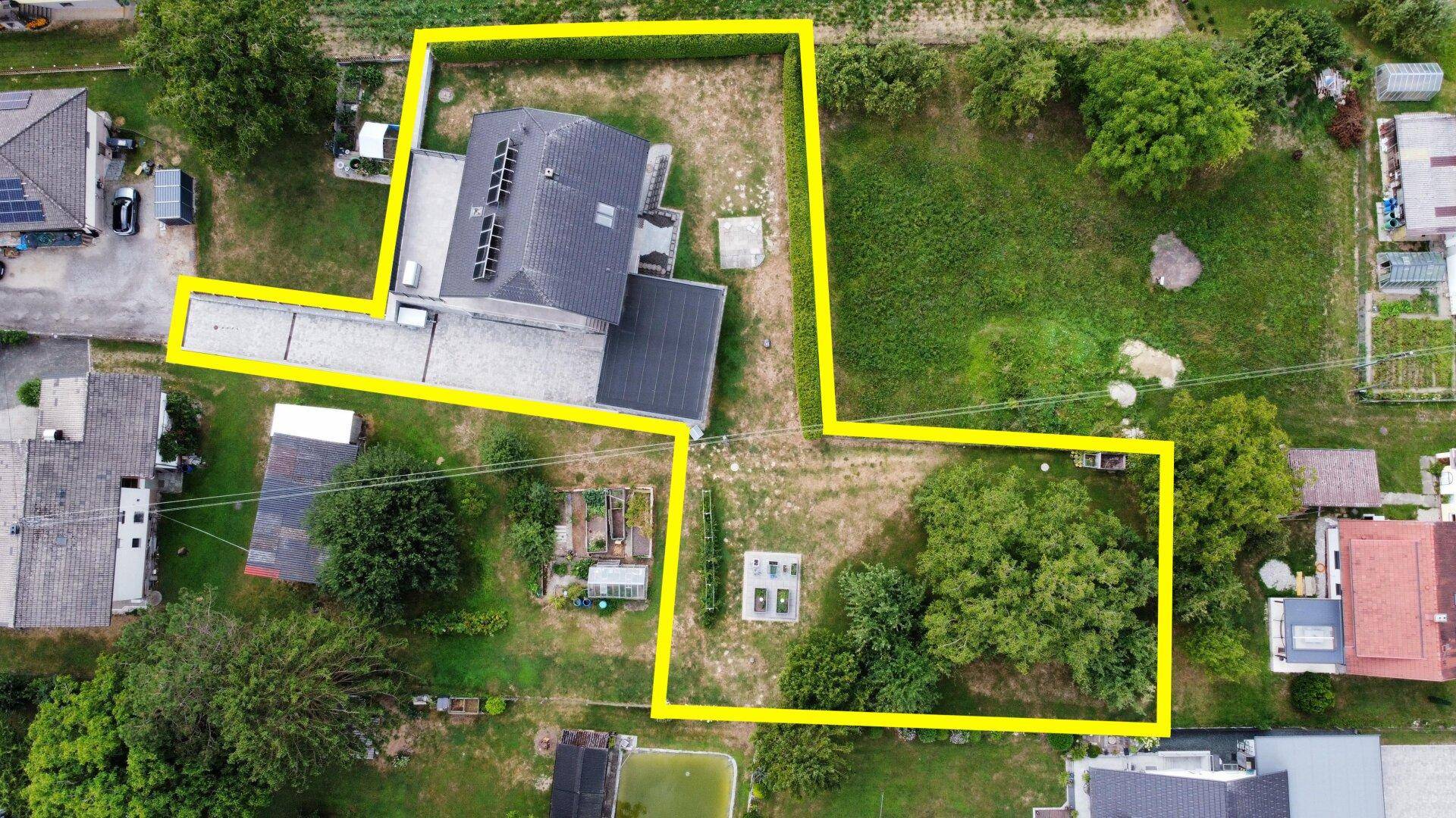 Luftaufnahme des Grundstücks mit Wohnhaus, Nebengebäuden und Gartenflächen.