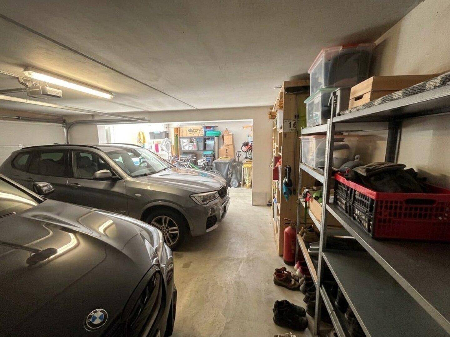 Geräumige Doppelgarage mit Abstellregalen und Platz für zwei Fahrzeuge.