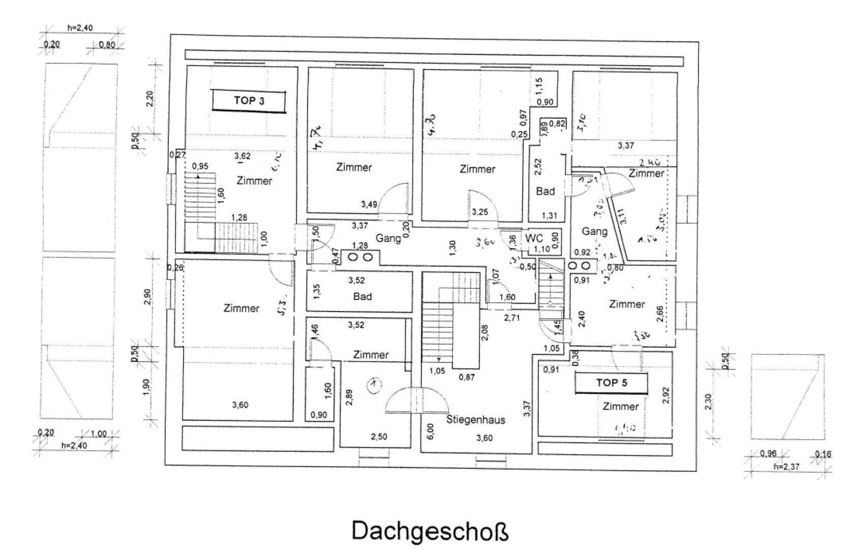 Grundriss des Dachgeschosses mit Zimmern, Bädern und Dachschrägen.