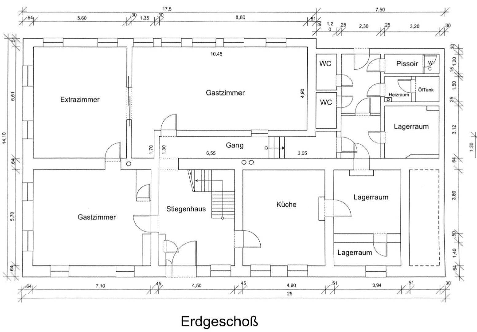Grundriss des Erdgeschosses mit mehreren Zimmern, Küche und Lagerräumen.