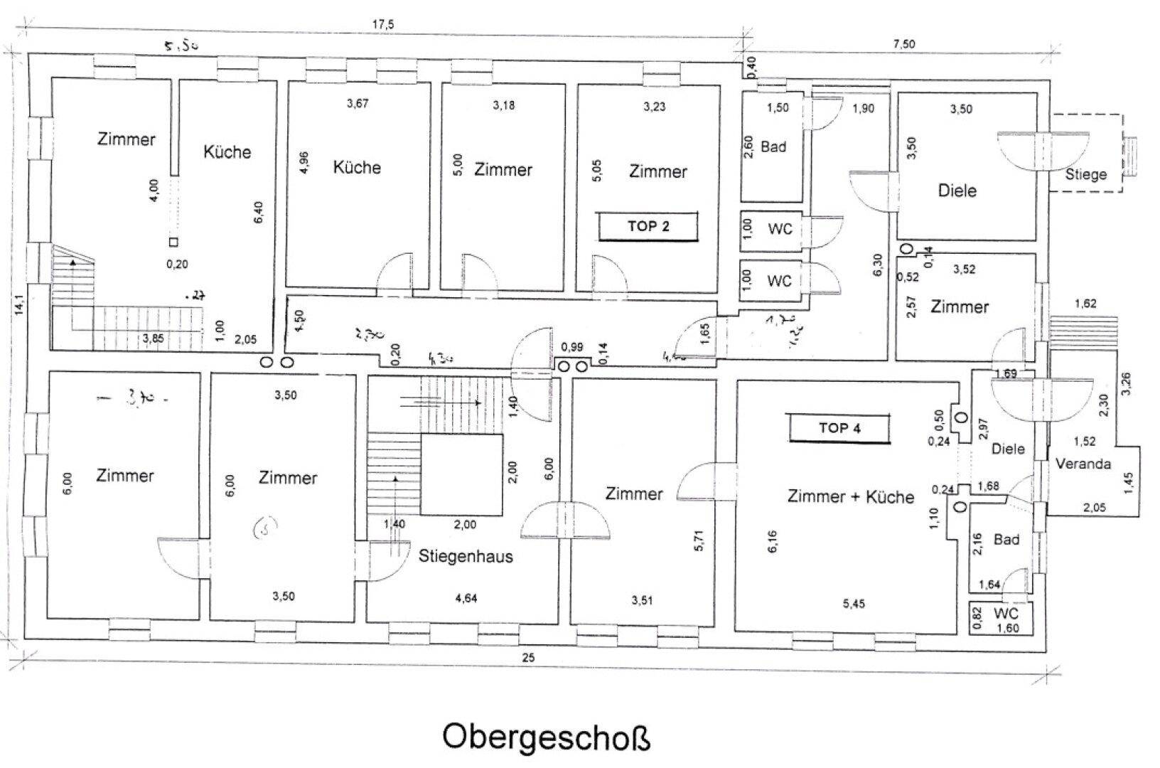 Grundriss des Obergeschosses mit mehreren Zimmern, Bädern und einer Veranda.