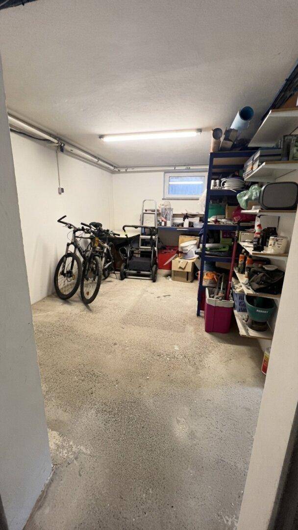 Geräumiger Abstellraum im Keller mit Fahrrädern und Regalen für Lagerung.