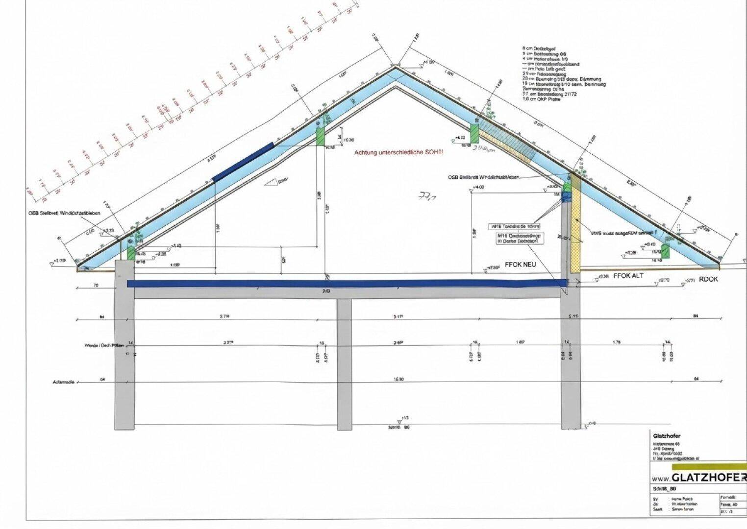 Technischer Schnittplan des Gebäudes mit Dachkonstruktion und Maßen.