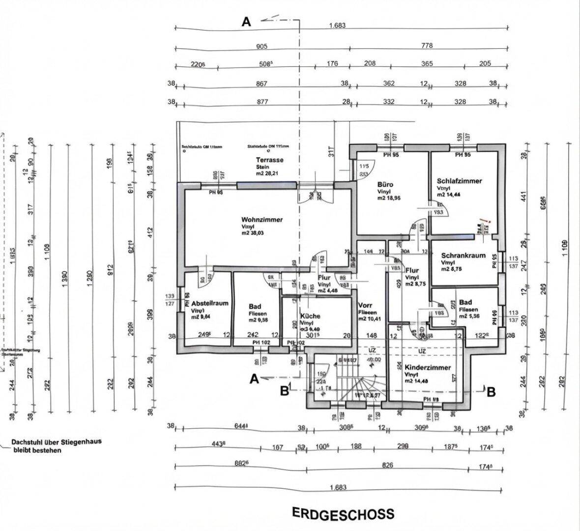 Grundriss des Erdgeschosses mit Wohnzimmer, Küche, Bad und Terrasse.