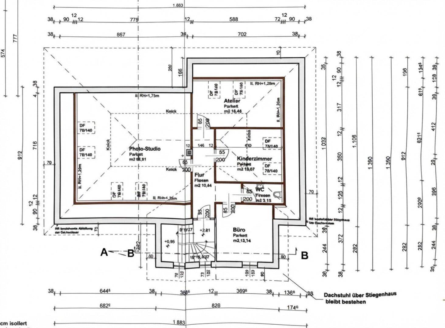 Grundriss des Obergeschosses mit Atelier, Kinderzimmern und Bad.