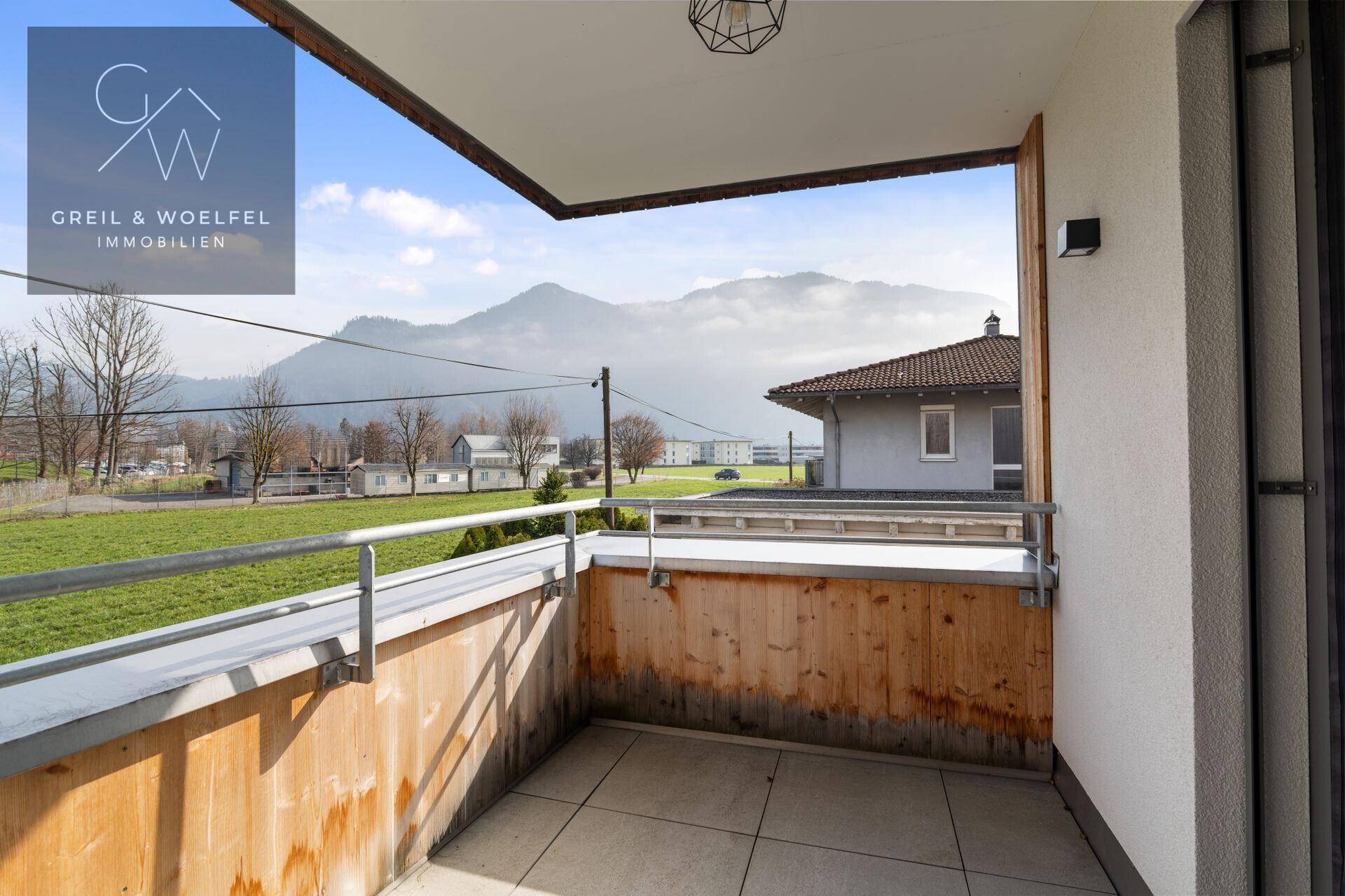 Geräumiger Balkon mit Bergblick und weitem Blick über die grüne Landschaft.