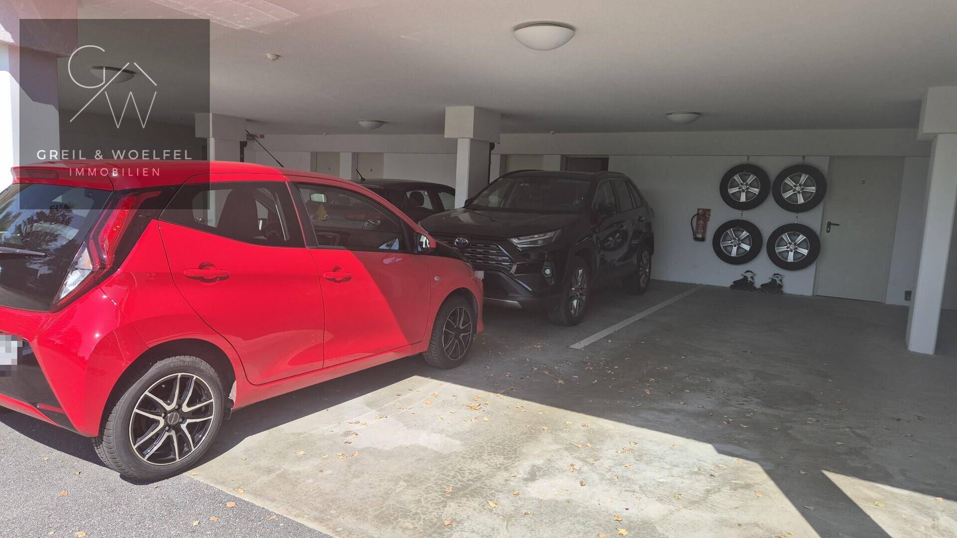 Überdachter Parkplatzbereich mit ausreichend Stellflächen für mehrere Fahrzeuge.