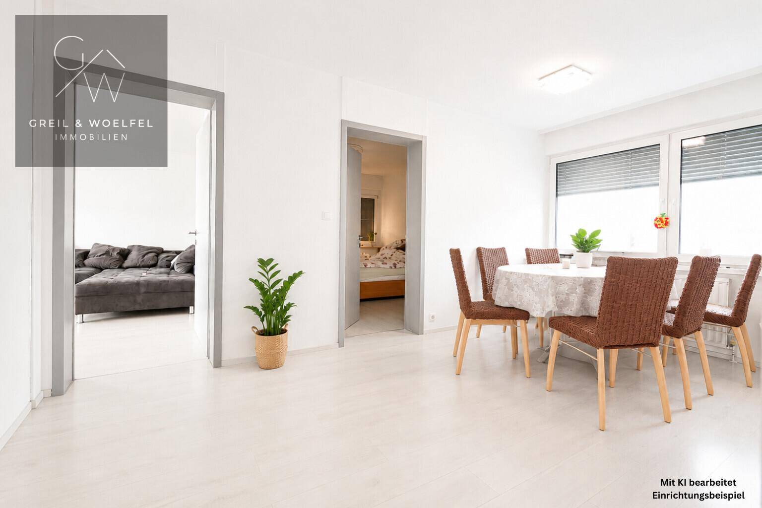 Heller Essbereich mit Holztisch und Stühlen, angrenzend an das Wohnzimmer.