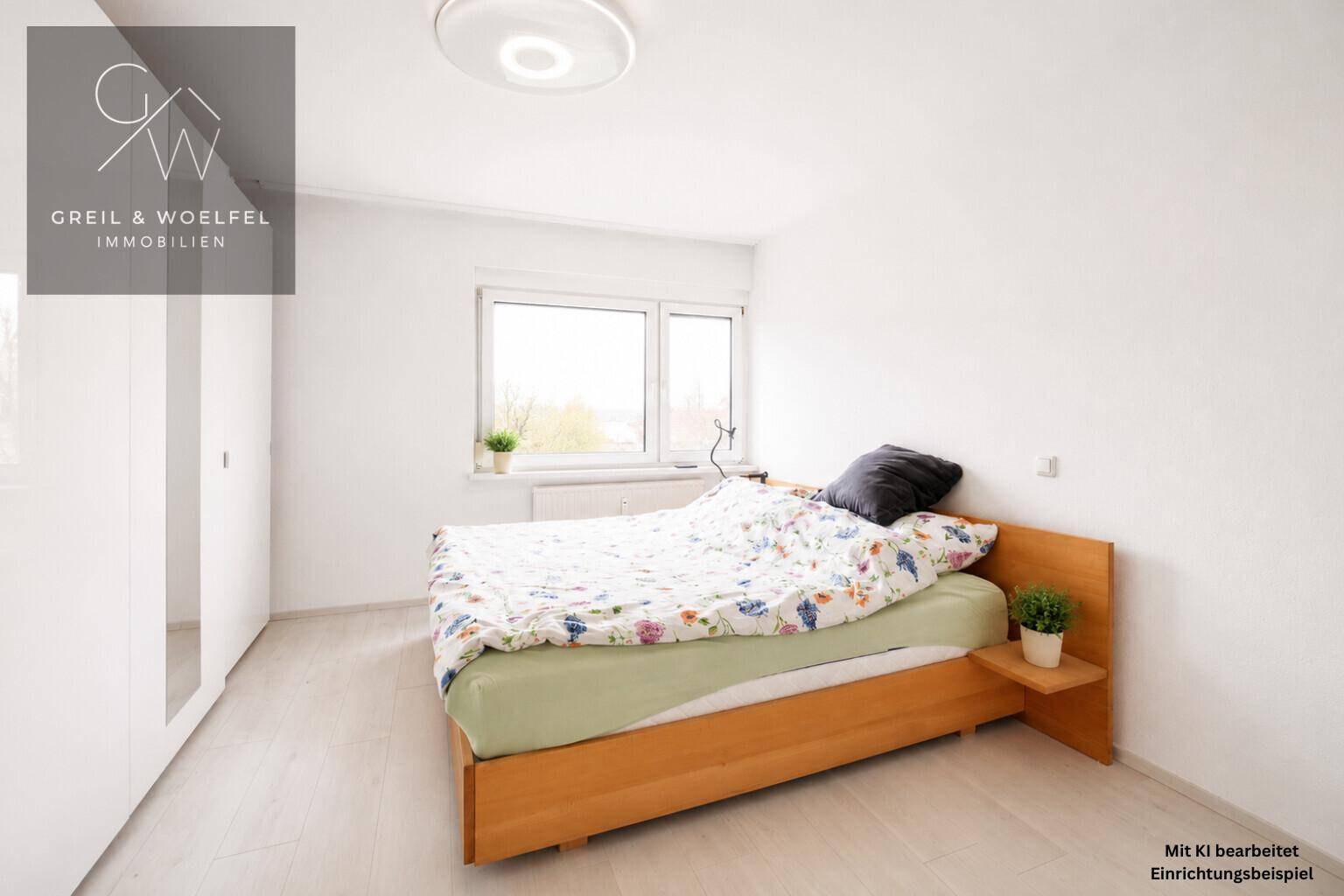 Helles Schlafzimmer mit Doppelbett, Holzrahmen und großem Fenster für viel Tageslicht.
