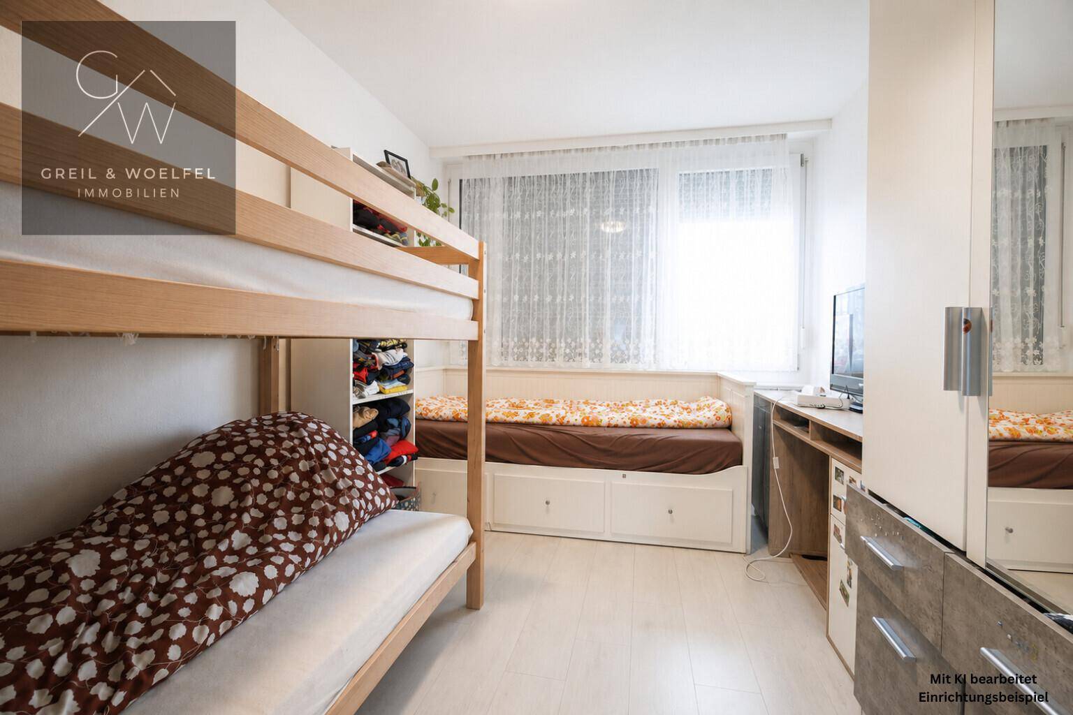 Kinderzimmer mit Etagenbett, Einzelbett und Schreibtisch, hell und funktional eingerichtet.