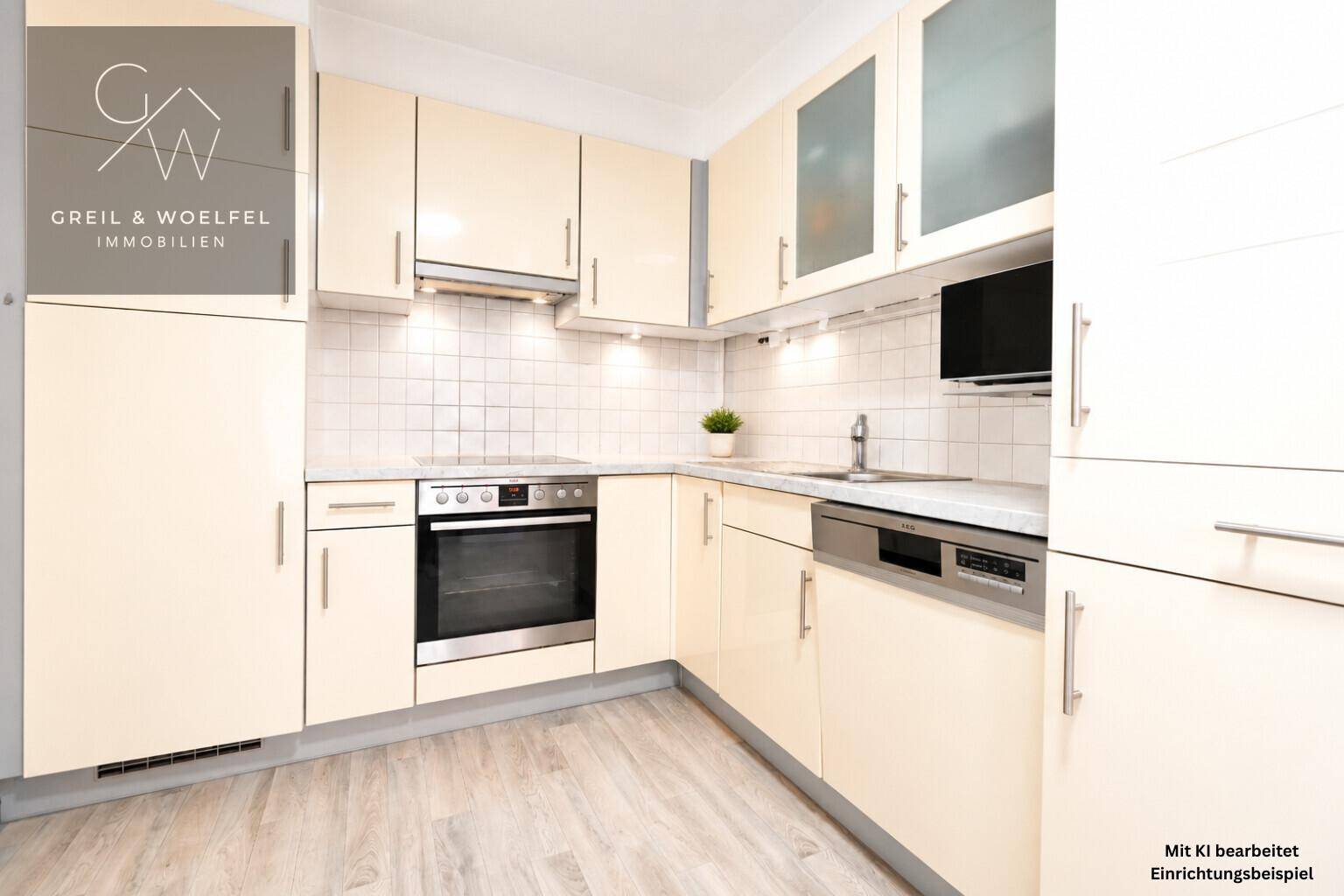 Moderne Einbauküche mit beigen Hochglanzfronten, integrierten Geräten und Fliesenrückwand.
