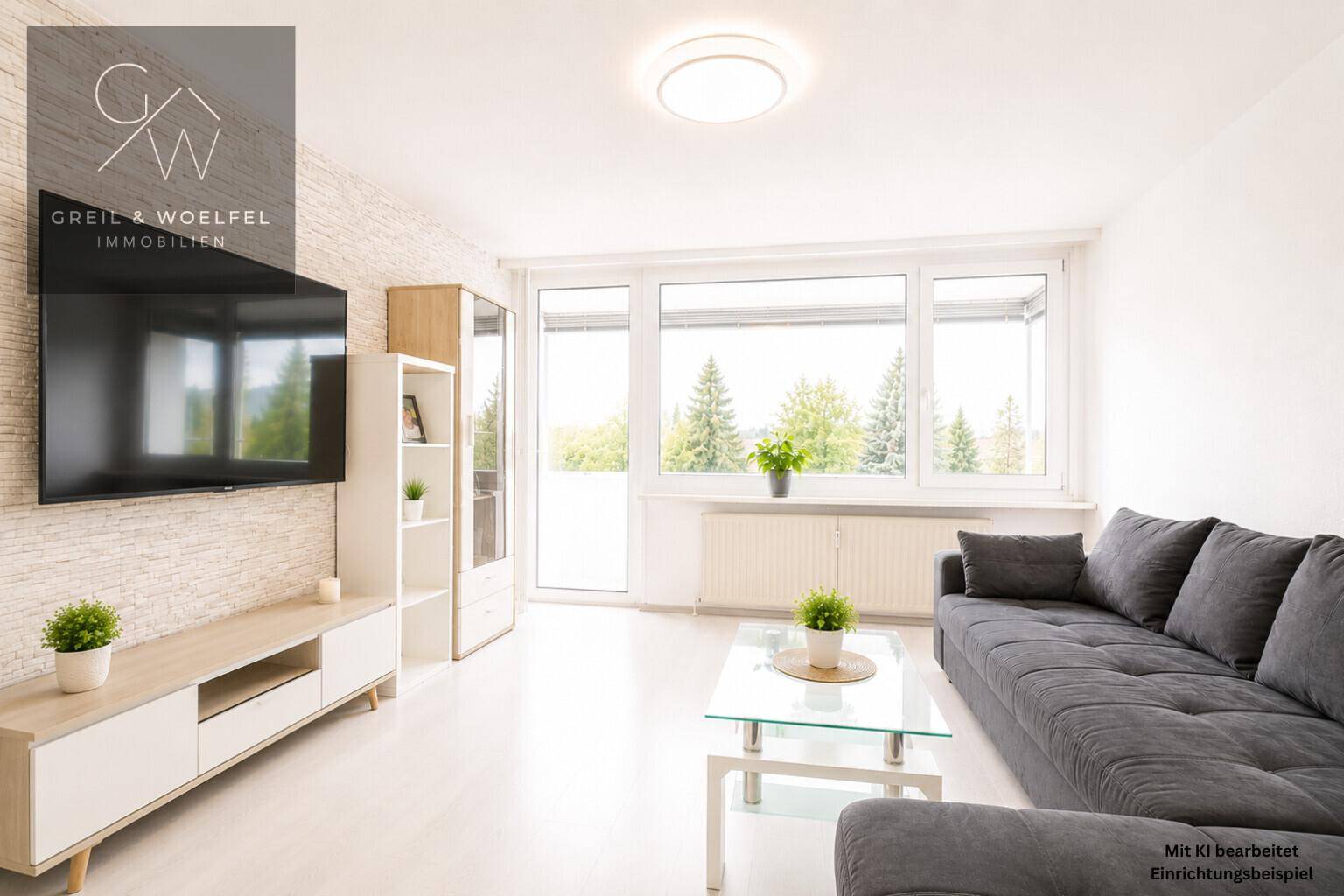 Modernes Wohnzimmer mit Fernseher, Sideboard und Sofa, hell durch große Fenster.
