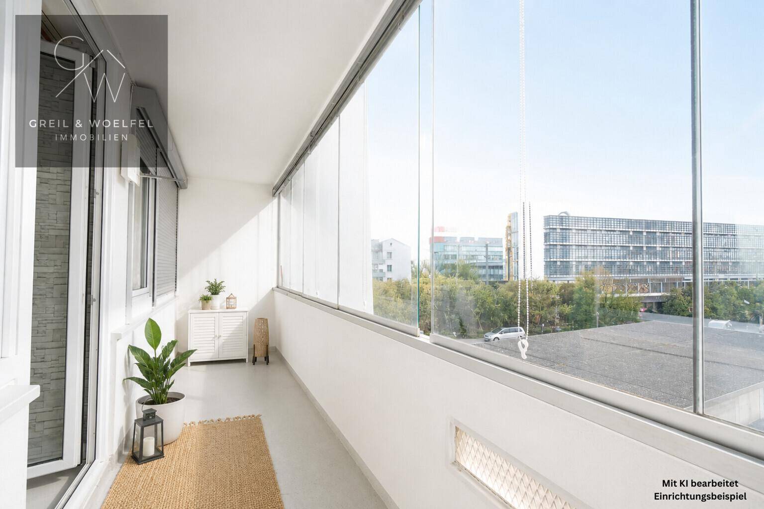Verglaster Balkon mit Stadtblick, Pflanzen und Teppich, ideal für Entspannung.