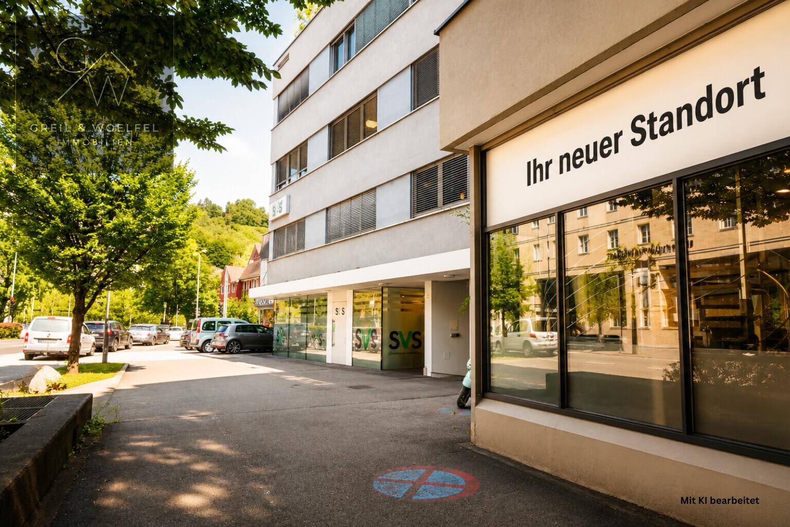Außenansicht eines modernen Geschäftsgebäudes an einer belebten Straße mit Parkplätzen.